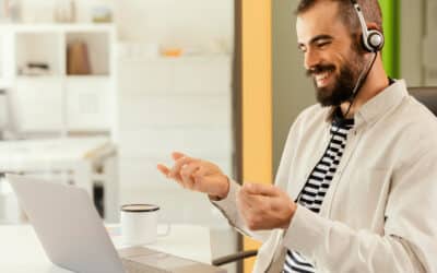 Operador utilizando gatilhos mentais durante um atendimento para aumentar conversões e melhorar a experiência do cliente.