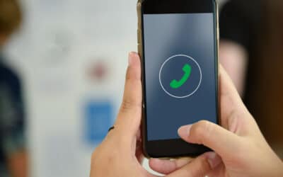 Pessoa utilizando um smartphone com identificador de chamadas durante uma ligação corporativa.