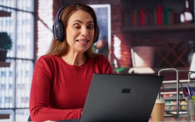 Venda consultiva com telefonia integrada Profissional realizando uma venda consultiva com apoio de telefonia integrada em plataforma de comunicação empresarial.