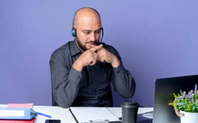 Vendas por telefone com atendimento integrado Profissional analisa informações antes de realizar vendas por telefone utilizando plataforma integrada.