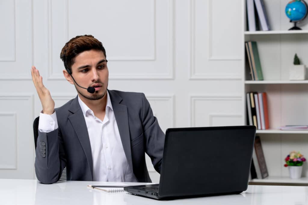 Profissional lidando com reclamação de cliente em uma central de atendimento VoIP.
