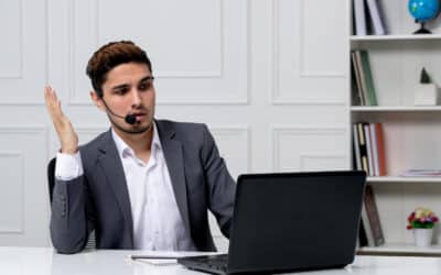 Profissional lidando com reclamação de cliente em uma central de atendimento VoIP.