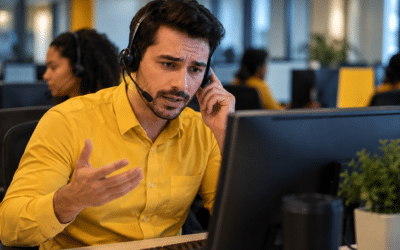 Cliente impaciente no suporte técnico de provedor de internet Cliente impaciente sendo atendido por profissional de suporte técnico de provedor de internet