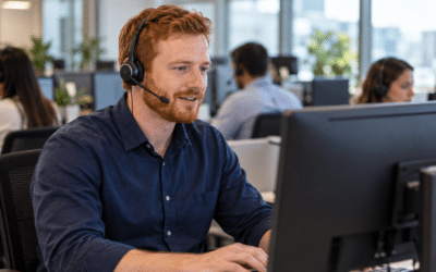 MRR e atendimento integrado no call center Homem ruivo com headset atendendo em um call center, ilustrando o atendimento ao cliente na gestão do MRR.